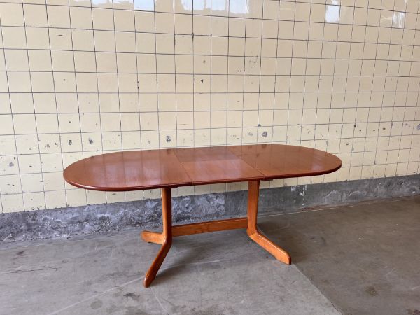 Picture of Oval Extendable Dining Table