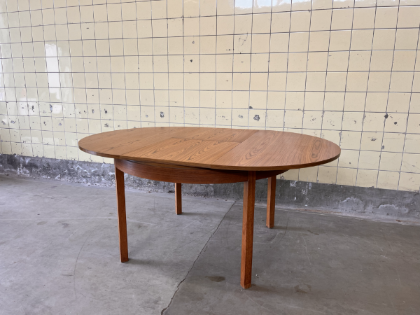 Picture of Round Extendable Dining Table